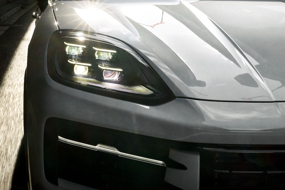 Lichttechnik auf höchstem Niveau: HELLA und Porsche bringen weltweit ersten  SSL